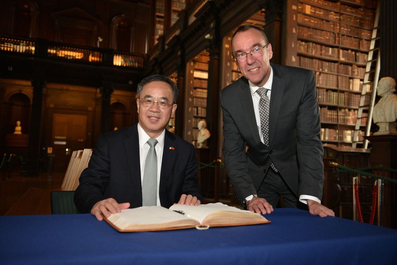 Hu Chunhua, Secretary General, Communist Party, Guangdong province with Prof Chris Morash, Vice-Provost/Chief Academic Officer