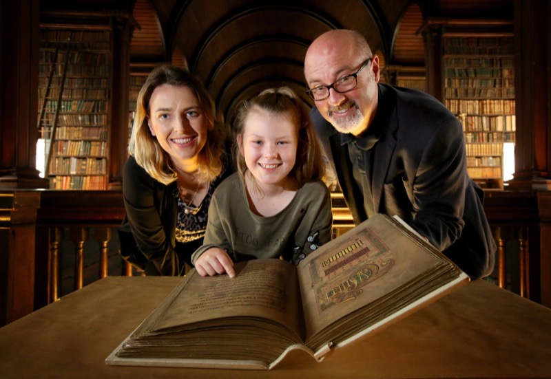 Laureate na nÓg, author and illustrator, PJ Lynch and Senator Lynn Ruane with Lynn’s daughter, Jaelynne Ruane (aged 10) in fifth class in Scoil Caitlin Maude, Tallaght.