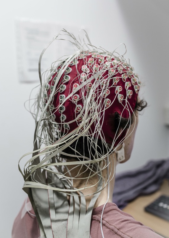 The presence or absence of the brain signal is easily viewed using a setup involving an EEG. Credit: Professor Ed Lalor.