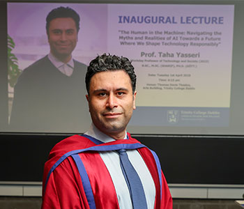 Professor Taha Yasseri at the beginning of his Inaugural Lecture