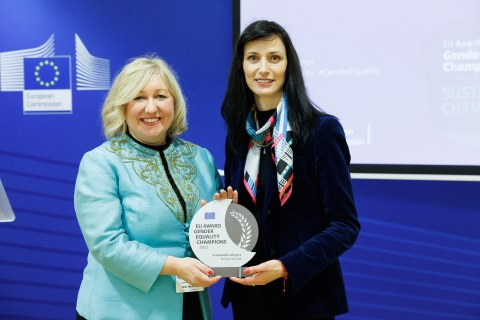 AVPEDI, Prof. Lorraine Leeson posing for photograph with EU-Horizon award.