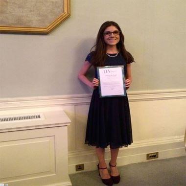An image of physiology student Aisling McHugh holding her award certificate