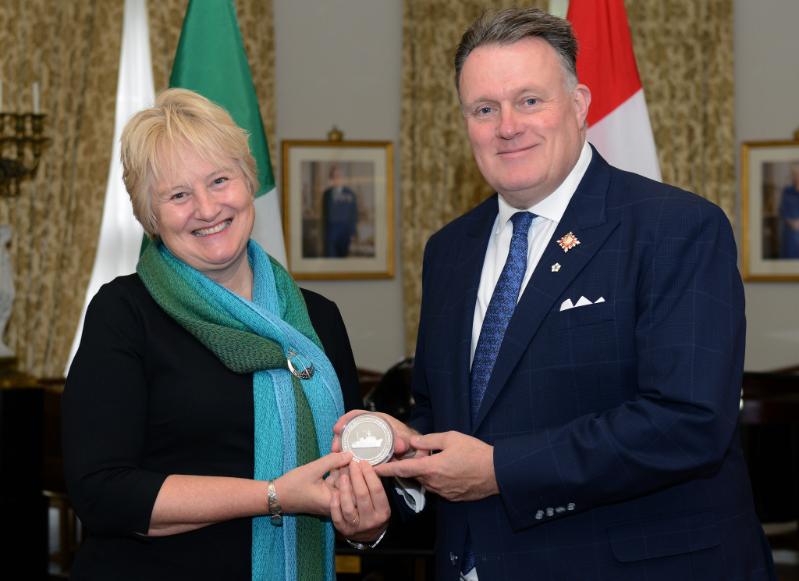 Prof. Karen Wiltshire receives her A.G. Huntsman Award.