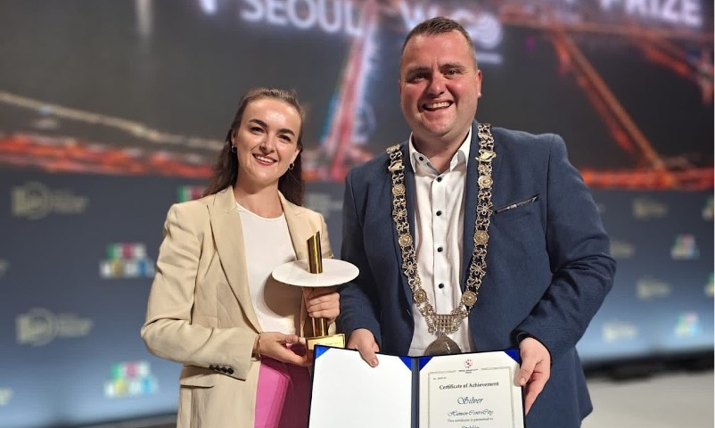 The Lord Mayor of Dublin, Cllr Daithí de Róiste (right) and Grace D’Arcy, ANF Programme Manager (left), receiving the prize in Seoul.