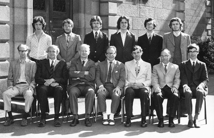 Image of the 1976 School of Physics class photo