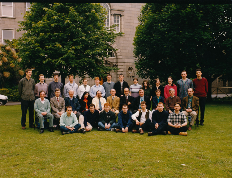 Image of the 1998 School of Physics class photo