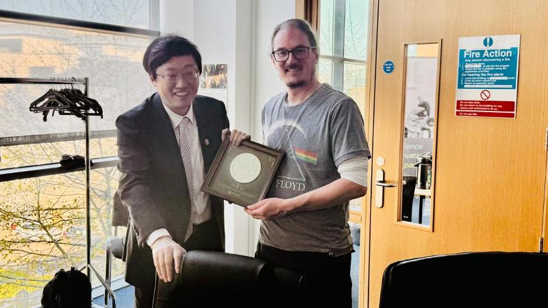 he President of Xi'an Jiaotong University presented the symbolic university memento to the Head of the School of Physics, Prof. Jonathan Coleman.