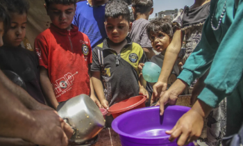 Children waiting for food in Gaza