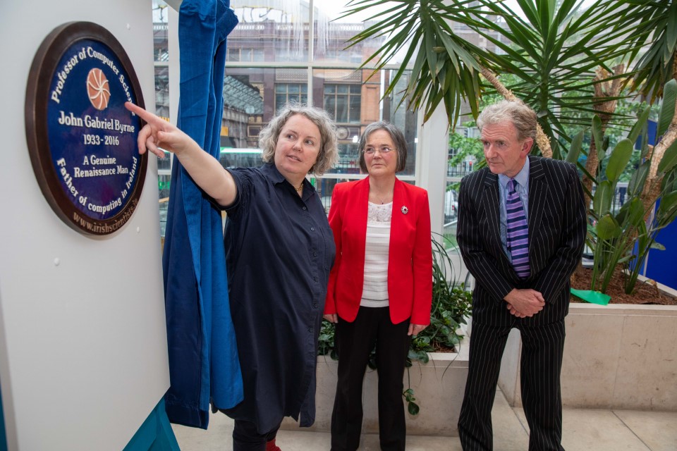 Provost Linda Doyle unveils the blue plaque with Prof Jane Grimson, Pro-Chancellor and Prof Gregory O’Hare, Head of the School of Computer Science and Statistics
