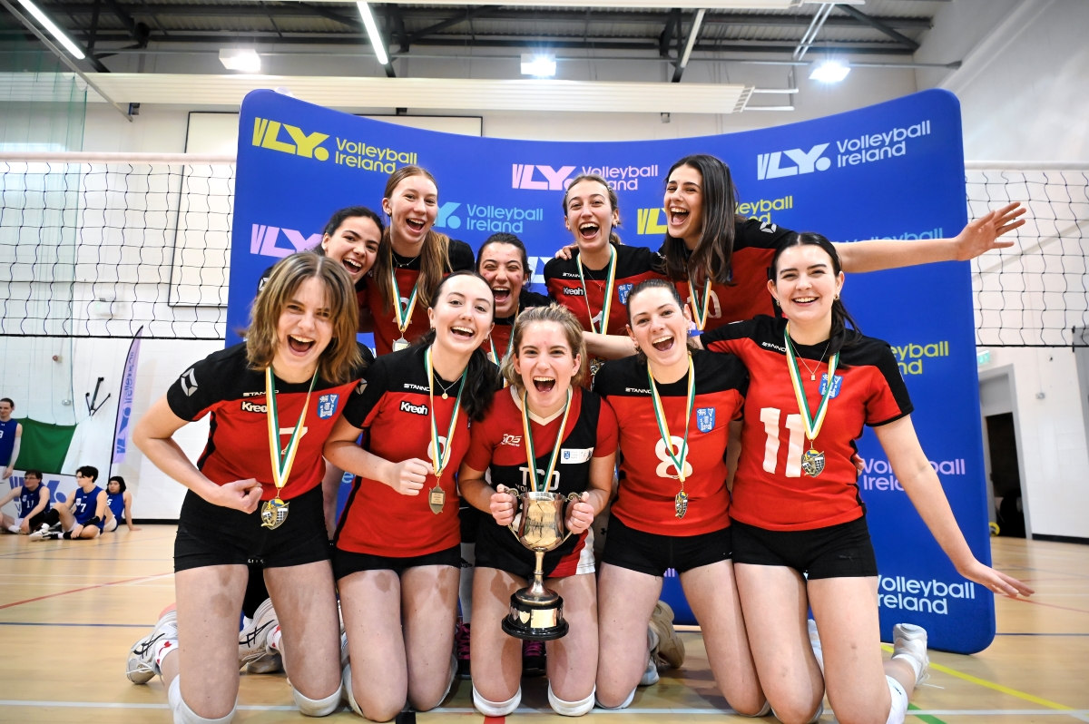 Trinity Volleyball Women's SSI Cup Final 2025 showing team photo with cup after. Credit: Sport Narrative.