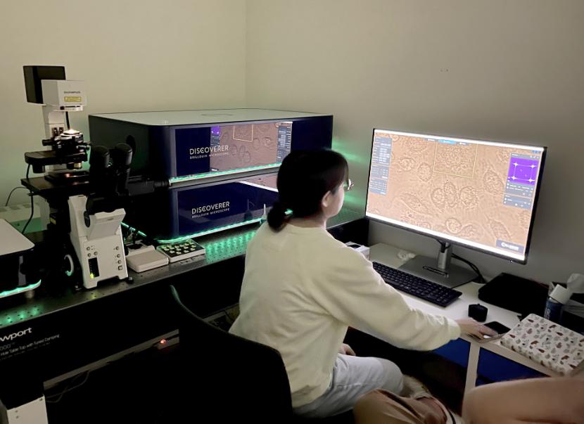 Diana Eveline Sanchez Amador, PhD Candidate in the School of Engineering in Trinity College Dublin, using the BioBrillouin microscope.