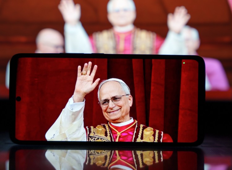 Pope Leo waves
